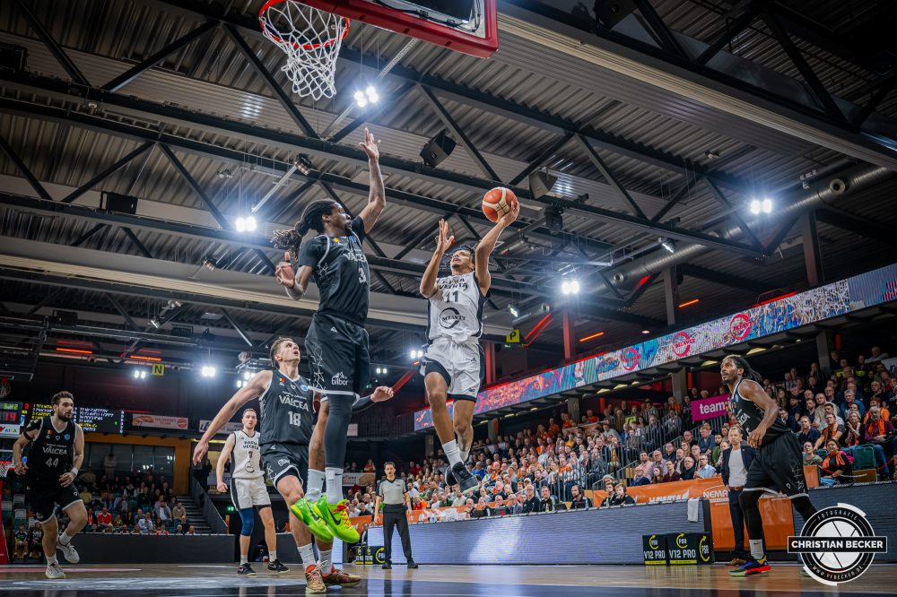 Basketball FIBA Europe Cup, Saison 2025/2026, Herren, Hauptrunde, Gruppenphase, 4. Spieltag, 05.11.2025, RASTA Vechta - CS Valcea 1924
Alonzo Verge (#11 - RASTA Vechta) beim Korbleger
Schlüsselwörter: 05.11.2025;1924;4. Spieltag;Basketball;CS;Cup;Europe;FEC;FIBA;Gruppenphase;Hauptrunde;International;Liga;RASTA;RASTA Dome;Saison 2025/2026;Valcea;Vechta