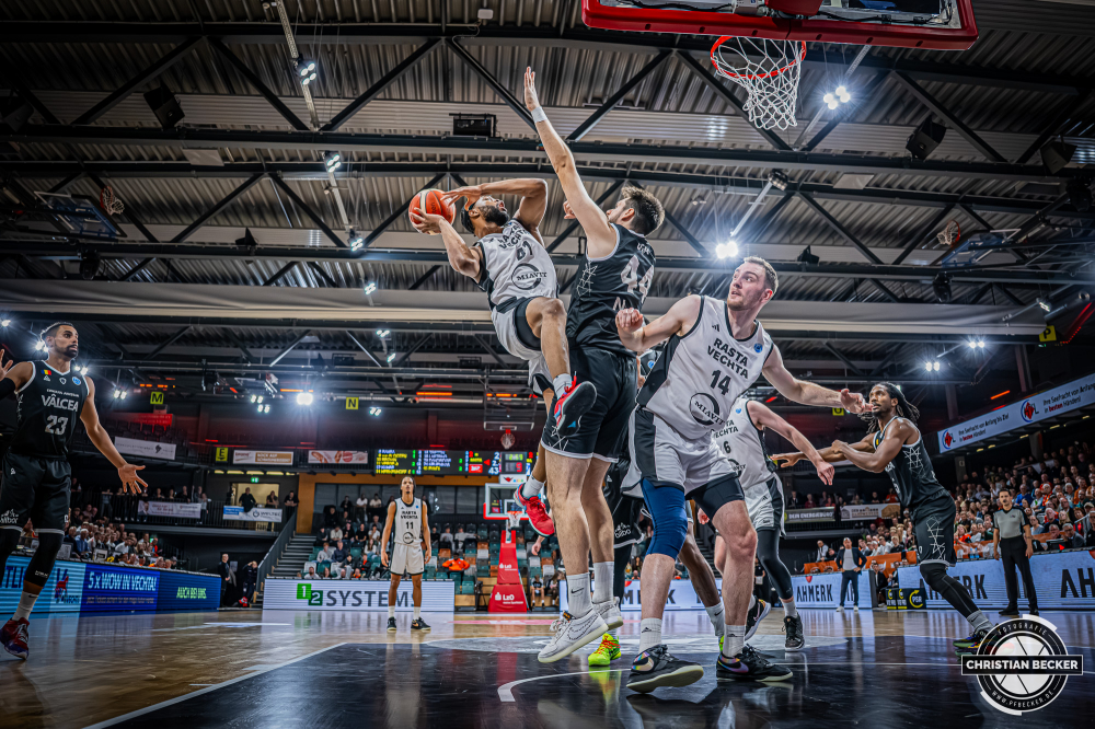 Basketball FIBA Europe Cup, Saison 2025/2026, Herren, Hauptrunde, Gruppenphase, 4. Spieltag, 05.11.2025, RASTA Vechta - CS Valcea 1924
Lloyd Pandi (#41 - RASTA Vechta) beim Korbleger
Schlüsselwörter: 05.11.2025;1924;4. Spieltag;Basketball;CS;Cup;Europe;FEC;FIBA;Gruppenphase;Hauptrunde;International;Liga;RASTA;RASTA Dome;Saison 2025/2026;Valcea;Vechta