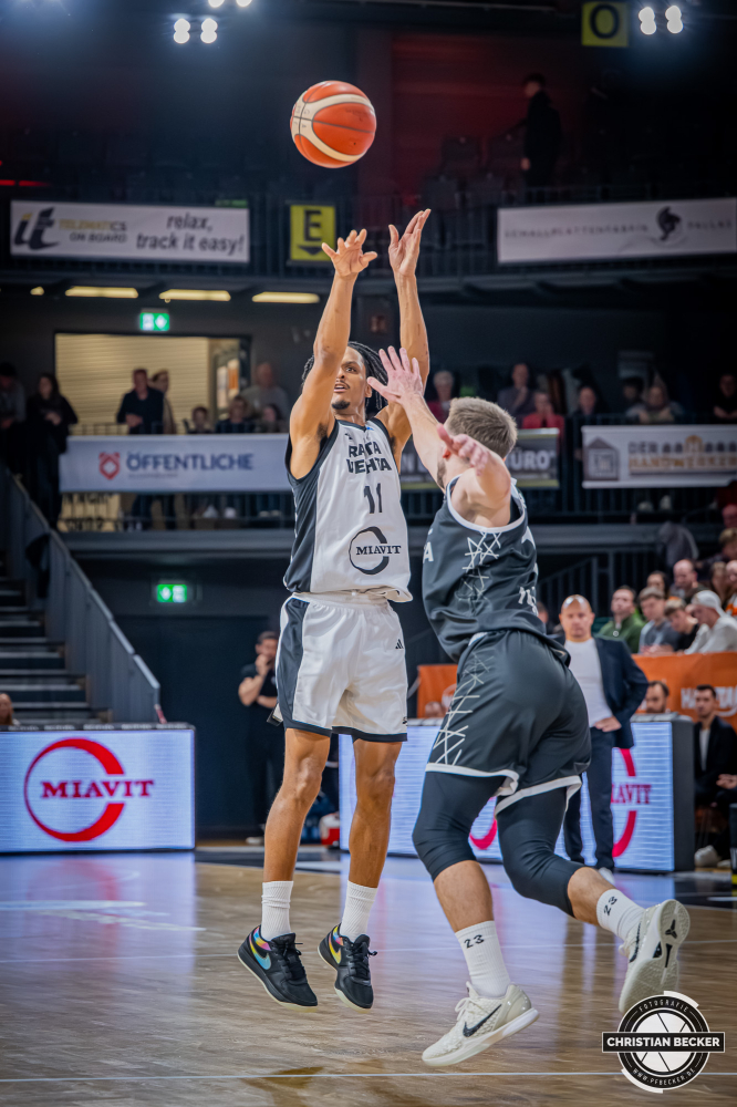 Basketball FIBA Europe Cup, Saison 2025/2026, Herren, Hauptrunde, Gruppenphase, 4. Spieltag, 05.11.2025, RASTA Vechta - CS Valcea 1924
Alonzo Verge (#11 - RASTA Vechta) beim Jumpshot
Schlüsselwörter: 05.11.2025;1924;4. Spieltag;Basketball;CS;Cup;Europe;FEC;FIBA;Gruppenphase;Hauptrunde;International;Liga;RASTA;RASTA Dome;Saison 2025/2026;Valcea;Vechta