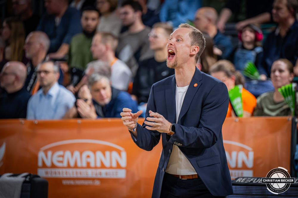 Basketball FIBA Europe Cup, Saison 2025/2026, Herren, Hauptrunde, Gruppenphase, 4. Spieltag, 05.11.2025, RASTA Vechta - CS Valcea 1924
Christian Held (Head-Coach - RASTA Vechta) w&auml;hrend der Partie
Schlüsselwörter: 05.11.2025;1924;4. Spieltag;Basketball;CS;Cup;Europe;FEC;FIBA;Gruppenphase;Hauptrunde;International;Liga;RASTA;RASTA Dome;Saison 2025/2026;Valcea;Vechta