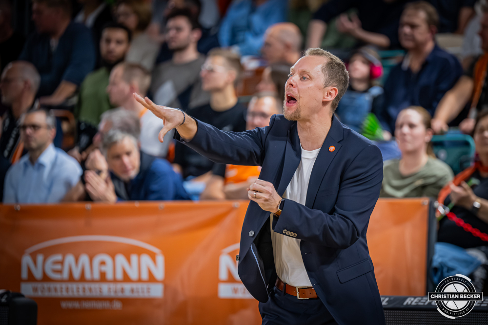 Basketball FIBA Europe Cup, Saison 2025/2026, Herren, Hauptrunde, Gruppenphase, 4. Spieltag, 05.11.2025, RASTA Vechta - CS Valcea 1924
Christian Held (Head-Coach - RASTA Vechta) w&auml;hrend der Partie
Schlüsselwörter: 05.11.2025;1924;4. Spieltag;Basketball;CS;Cup;Europe;FEC;FIBA;Gruppenphase;Hauptrunde;International;Liga;RASTA;RASTA Dome;Saison 2025/2026;Valcea;Vechta