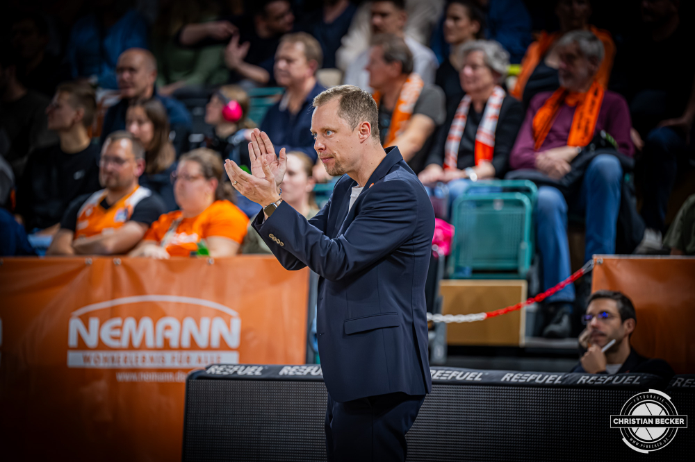 Basketball FIBA Europe Cup, Saison 2025/2026, Herren, Hauptrunde, Gruppenphase, 4. Spieltag, 05.11.2025, RASTA Vechta - CS Valcea 1924
Christian Held (Head-Coach - RASTA Vechta) w&auml;hrend der Partie
Schlüsselwörter: 05.11.2025;1924;4. Spieltag;Basketball;CS;Cup;Europe;FEC;FIBA;Gruppenphase;Hauptrunde;International;Liga;RASTA;RASTA Dome;Saison 2025/2026;Valcea;Vechta