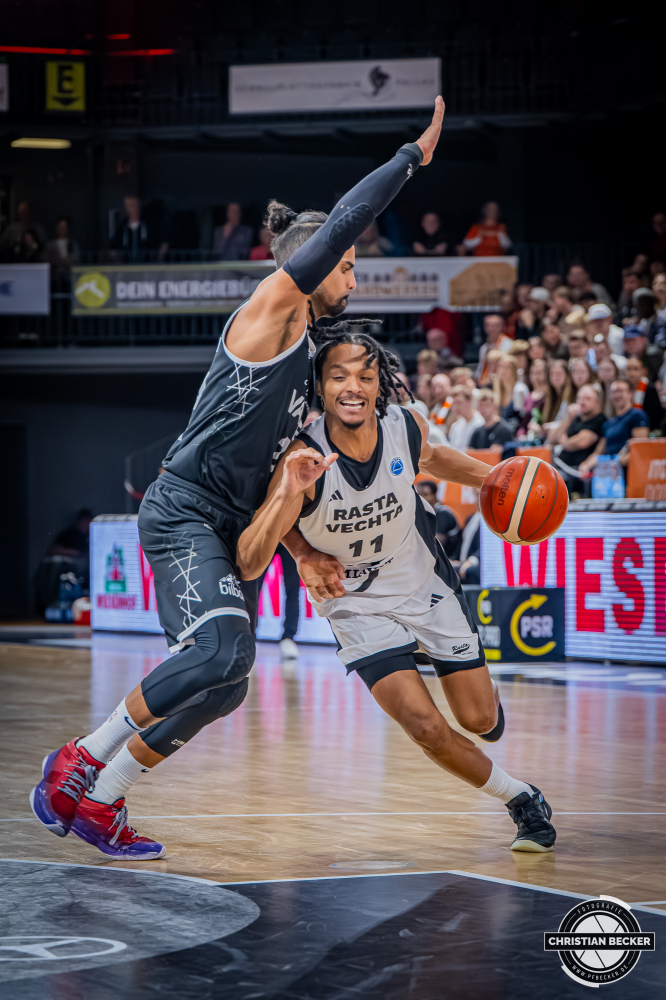 Basketball FIBA Europe Cup, Saison 2025/2026, Herren, Hauptrunde, Gruppenphase, 4. Spieltag, 05.11.2025, RASTA Vechta - CS Valcea 1924
Alonzo Verge (#11 - RASTA Vechta) in Aktion
Schlüsselwörter: 05.11.2025;1924;4. Spieltag;Basketball;CS;Cup;Europe;FEC;FIBA;Gruppenphase;Hauptrunde;International;Liga;RASTA;RASTA Dome;Saison 2025/2026;Valcea;Vechta