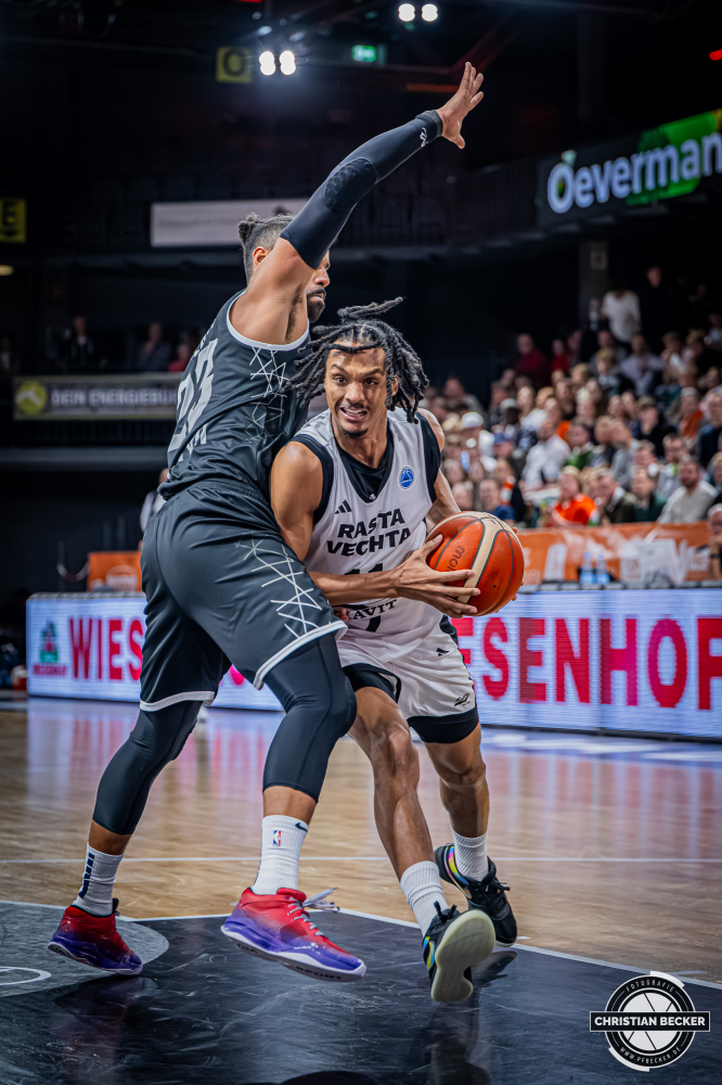 Basketball FIBA Europe Cup, Saison 2025/2026, Herren, Hauptrunde, Gruppenphase, 4. Spieltag, 05.11.2025, RASTA Vechta - CS Valcea 1924
Alonzo Verge (#11 - RASTA Vechta) in Aktion
Schlüsselwörter: 05.11.2025;1924;4. Spieltag;Basketball;CS;Cup;Europe;FEC;FIBA;Gruppenphase;Hauptrunde;International;Liga;RASTA;RASTA Dome;Saison 2025/2026;Valcea;Vechta