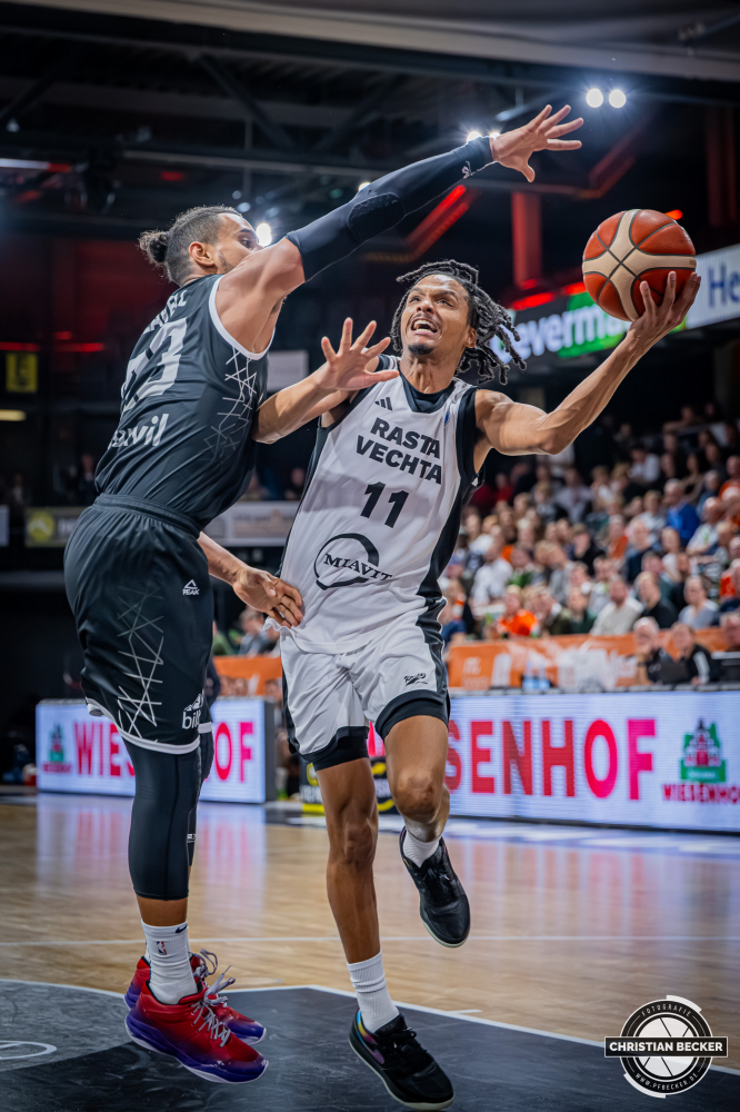 Basketball FIBA Europe Cup, Saison 2025/2026, Herren, Hauptrunde, Gruppenphase, 4. Spieltag, 05.11.2025, RASTA Vechta - CS Valcea 1924
Alonzo Verge (#11 - RASTA Vechta) beim Korbleger
Schlüsselwörter: 05.11.2025;1924;4. Spieltag;Basketball;CS;Cup;Europe;FEC;FIBA;Gruppenphase;Hauptrunde;International;Liga;RASTA;RASTA Dome;Saison 2025/2026;Valcea;Vechta