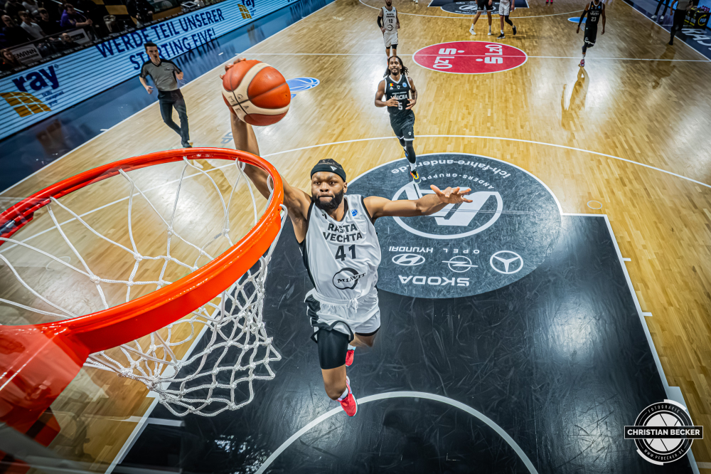 Basketball FIBA Europe Cup, Saison 2025/2026, Herren, Hauptrunde, Gruppenphase, 4. Spieltag, 05.11.2025, RASTA Vechta - CS Valcea 1924
Lloyd Pandi (#41 - RASTA Vechta) beim Dunk
Schlüsselwörter: 05.11.2025;1924;4. Spieltag;Basketball;CS;Cup;Europe;FEC;FIBA;Gruppenphase;Hauptrunde;International;Liga;RASTA;RASTA Dome;Saison 2025/2026;Valcea;Vechta