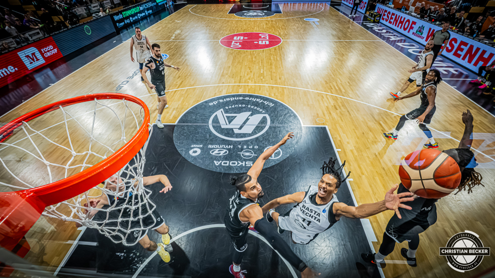 Basketball FIBA Europe Cup, Saison 2025/2026, Herren, Hauptrunde, Gruppenphase, 4. Spieltag, 05.11.2025, RASTA Vechta - CS Valcea 1924
Alonzo Verge (#11 - RASTA Vechta) beim Korbleger
Schlüsselwörter: 05.11.2025;1924;4. Spieltag;Basketball;CS;Cup;Europe;FEC;FIBA;Gruppenphase;Hauptrunde;International;Liga;RASTA;RASTA Dome;Saison 2025/2026;Valcea;Vechta