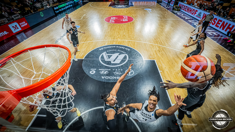 Basketball FIBA Europe Cup, Saison 2025/2026, Herren, Hauptrunde, Gruppenphase, 4. Spieltag, 05.11.2025, RASTA Vechta - CS Valcea 1924
Alonzo Verge (#11 - RASTA Vechta) beim Korbleger
Schlüsselwörter: 05.11.2025;1924;4. Spieltag;Basketball;CS;Cup;Europe;FEC;FIBA;Gruppenphase;Hauptrunde;International;Liga;RASTA;RASTA Dome;Saison 2025/2026;Valcea;Vechta