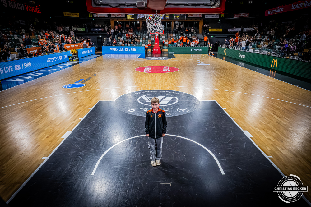 Basketball FIBA Europe Cup, Saison 2025/2026, Herren, Hauptrunde, Gruppenphase, 4. Spieltag, 05.11.2025, RASTA Vechta - CS Valcea 1924
Ein Fans von RASTA Vechta w&auml;hrend der Partie
Schlüsselwörter: 05.11.2025;1924;4. Spieltag;Basketball;CS;Cup;Europe;FEC;FIBA;Gruppenphase;Hauptrunde;International;Liga;RASTA;RASTA Dome;Saison 2025/2026;Valcea;Vechta