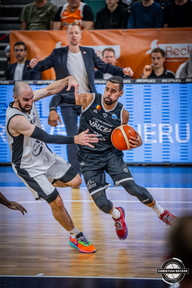 Basketball FIBA Europe Cup, Saison 2025/2026, Herren, Hauptrunde, Gruppenphase, 4. Spieltag, 05.11.2025, RASTA Vechta - CS Valcea 1924
Clavell Lopez (#23 - CS Valcea 1924) in Aktion
Schlüsselwörter: 05.11.2025;1924;4. Spieltag;Basketball;CS;Cup;Europe;FEC;FIBA;Gruppenphase;Hauptrunde;International;Liga;RASTA;RASTA Dome;Saison 2025/2026;Valcea;Vechta