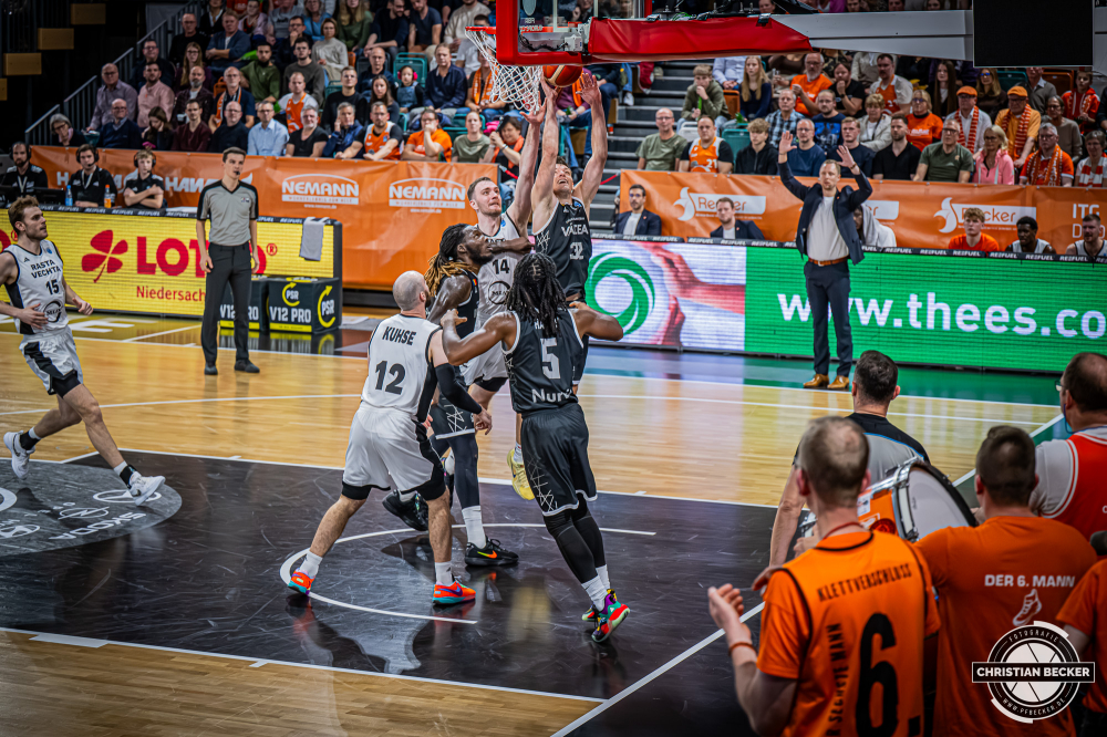 Basketball FIBA Europe Cup, Saison 2025/2026, Herren, Hauptrunde, Gruppenphase, 4. Spieltag, 05.11.2025, RASTA Vechta - CS Valcea 1924
Peter Kiss (#32 - CS Valcea 1924) beim Korbleger
Schlüsselwörter: 05.11.2025;1924;4. Spieltag;Basketball;CS;Cup;Europe;FEC;FIBA;Gruppenphase;Hauptrunde;International;Liga;RASTA;RASTA Dome;Saison 2025/2026;Valcea;Vechta