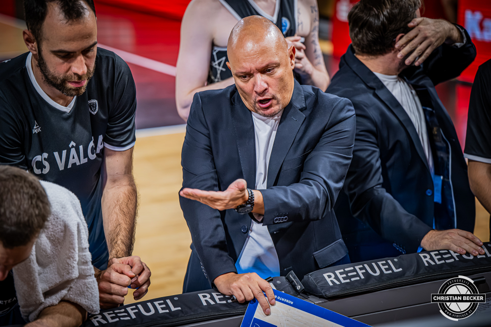 Basketball FIBA Europe Cup, Saison 2025/2026, Herren, Hauptrunde, Gruppenphase, 4. Spieltag, 05.11.2025, RASTA Vechta - CS Valcea 1924
Arturo Alvarez (Head Coach - CS Valcea 1924) w&auml;hrend der Partie
Schlüsselwörter: 05.11.2025;1924;4. Spieltag;Basketball;CS;Cup;Europe;FEC;FIBA;Gruppenphase;Hauptrunde;International;Liga;RASTA;RASTA Dome;Saison 2025/2026;Valcea;Vechta
