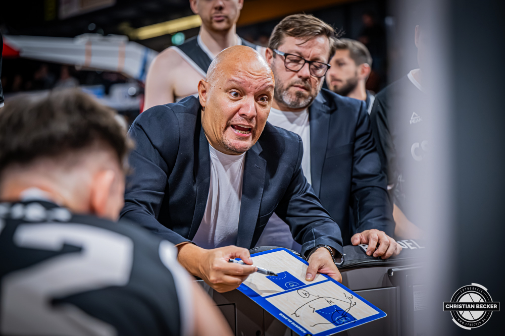 Basketball FIBA Europe Cup, Saison 2025/2026, Herren, Hauptrunde, Gruppenphase, 4. Spieltag, 05.11.2025, RASTA Vechta - CS Valcea 1924
Arturo Alvarez (Head Coach - CS Valcea 1924) w&auml;hrend der Partie
Schlüsselwörter: 05.11.2025;1924;4. Spieltag;Basketball;CS;Cup;Europe;FEC;FIBA;Gruppenphase;Hauptrunde;International;Liga;RASTA;RASTA Dome;Saison 2025/2026;Valcea;Vechta