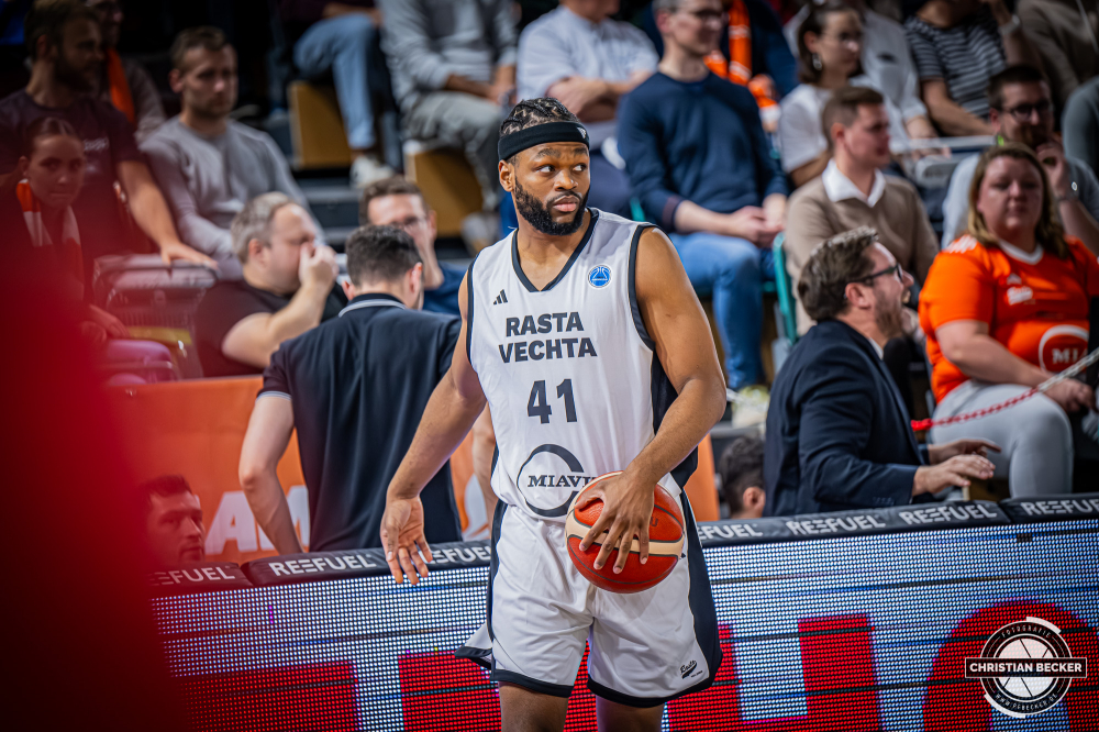 Basketball FIBA Europe Cup, Saison 2025/2026, Herren, Hauptrunde, Gruppenphase, 4. Spieltag, 05.11.2025, RASTA Vechta - CS Valcea 1924
Lloyd Pandi (#41 - RASTA Vechta) w&auml;hrend der Partie
Schlüsselwörter: 05.11.2025;1924;4. Spieltag;Basketball;CS;Cup;Europe;FEC;FIBA;Gruppenphase;Hauptrunde;International;Liga;RASTA;RASTA Dome;Saison 2025/2026;Valcea;Vechta