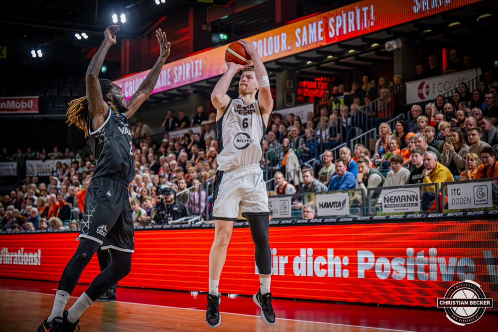 Basketball FIBA Europe Cup, Saison 2025/2026, Herren, Hauptrunde, Gruppenphase, 4. Spieltag, 05.11.2025, RASTA Vechta - CS Valcea 1924
Luc van Slooten (#6 - RASTA Vechta) beim Jumpshot
Schlüsselwörter: 05.11.2025;1924;4. Spieltag;Basketball;CS;Cup;Europe;FEC;FIBA;Gruppenphase;Hauptrunde;International;Liga;RASTA;RASTA Dome;Saison 2025/2026;Valcea;Vechta