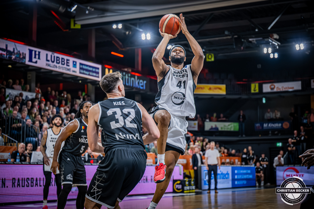 Basketball FIBA Europe Cup, Saison 2025/2026, Herren, Hauptrunde, Gruppenphase, 4. Spieltag, 05.11.2025, RASTA Vechta - CS Valcea 1924
Lloyd Pandi (#41 - RASTA Vechta) in Aktion
Schlüsselwörter: 05.11.2025;1924;4. Spieltag;Basketball;CS;Cup;Europe;FEC;FIBA;Gruppenphase;Hauptrunde;International;Liga;RASTA;RASTA Dome;Saison 2025/2026;Valcea;Vechta