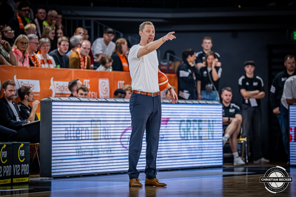 Basketball FIBA Europe Cup, Saison 2025/2026, Herren, Hauptrunde, Gruppenphase, 4. Spieltag, 05.11.2025, RASTA Vechta - CS Valcea 1924
Christian Held (Head-Coach - RASTA Vechta) w&auml;hrend der Partie
Schlüsselwörter: 05.11.2025;1924;4. Spieltag;Basketball;CS;Cup;Europe;FEC;FIBA;Gruppenphase;Hauptrunde;International;Liga;RASTA;RASTA Dome;Saison 2025/2026;Valcea;Vechta