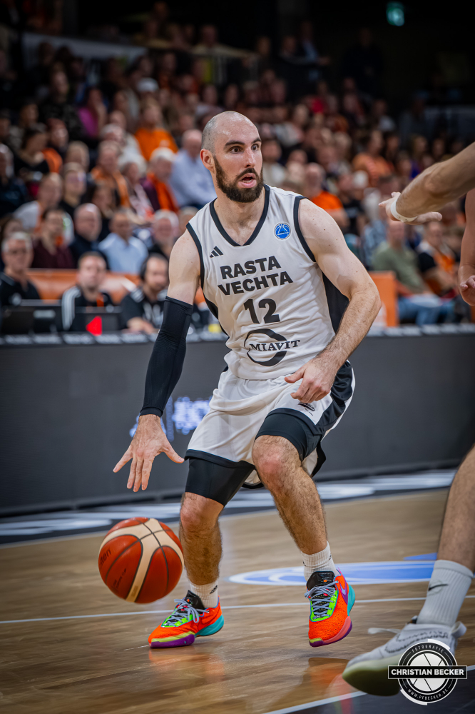 Basketball FIBA Europe Cup, Saison 2025/2026, Herren, Hauptrunde, Gruppenphase, 4. Spieltag, 05.11.2025, RASTA Vechta - CS Valcea 1924
Tommy Kuhse (#12 - RASTA Vechta) in Aktion
Schlüsselwörter: 05.11.2025;1924;4. Spieltag;Basketball;CS;Cup;Europe;FEC;FIBA;Gruppenphase;Hauptrunde;International;Liga;RASTA;RASTA Dome;Saison 2025/2026;Valcea;Vechta