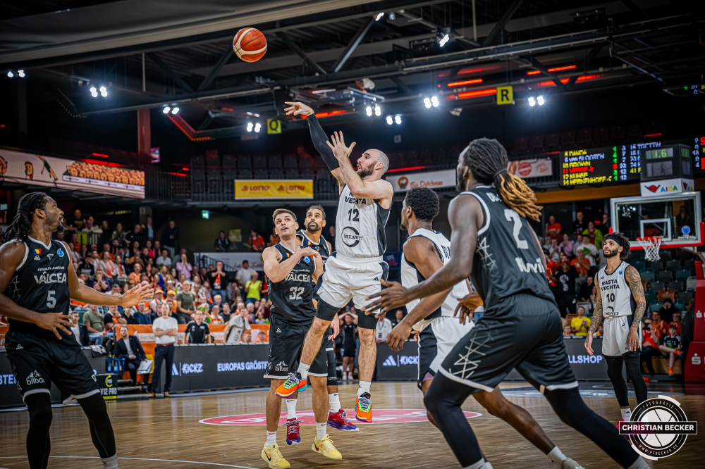 Basketball FIBA Europe Cup, Saison 2025/2026, Herren, Hauptrunde, Gruppenphase, 4. Spieltag, 05.11.2025, RASTA Vechta - CS Valcea 1924
Tommy Kuhse (#12 - RASTA Vechta) beim Jumpshot
Schlüsselwörter: 05.11.2025;1924;4. Spieltag;Basketball;CS;Cup;Europe;FEC;FIBA;Gruppenphase;Hauptrunde;International;Liga;RASTA;RASTA Dome;Saison 2025/2026;Valcea;Vechta