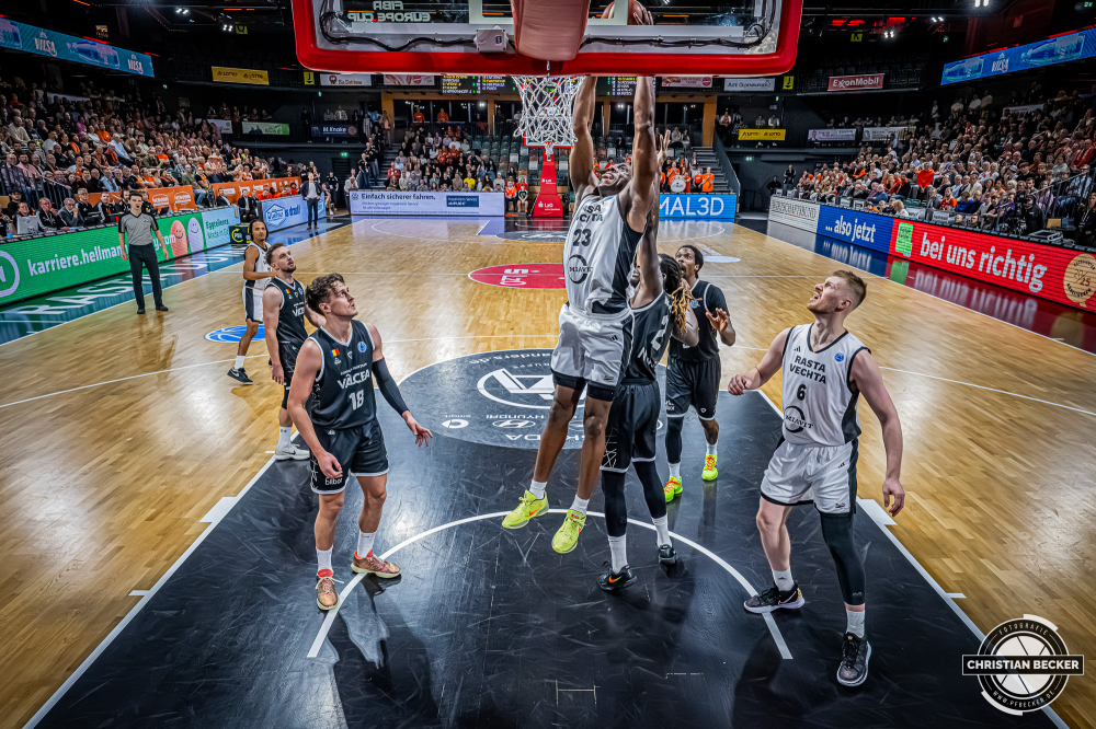 Basketball FIBA Europe Cup, Saison 2025/2026, Herren, Hauptrunde, Gruppenphase, 4. Spieltag, 05.11.2025, RASTA Vechta - CS Valcea 1924
Malcolm Dandridge (#23 - RASTA Vechta) beim Dunk
Schlüsselwörter: 05.11.2025;1924;4. Spieltag;Basketball;CS;Cup;Europe;FEC;FIBA;Gruppenphase;Hauptrunde;International;Liga;RASTA;RASTA Dome;Saison 2025/2026;Valcea;Vechta