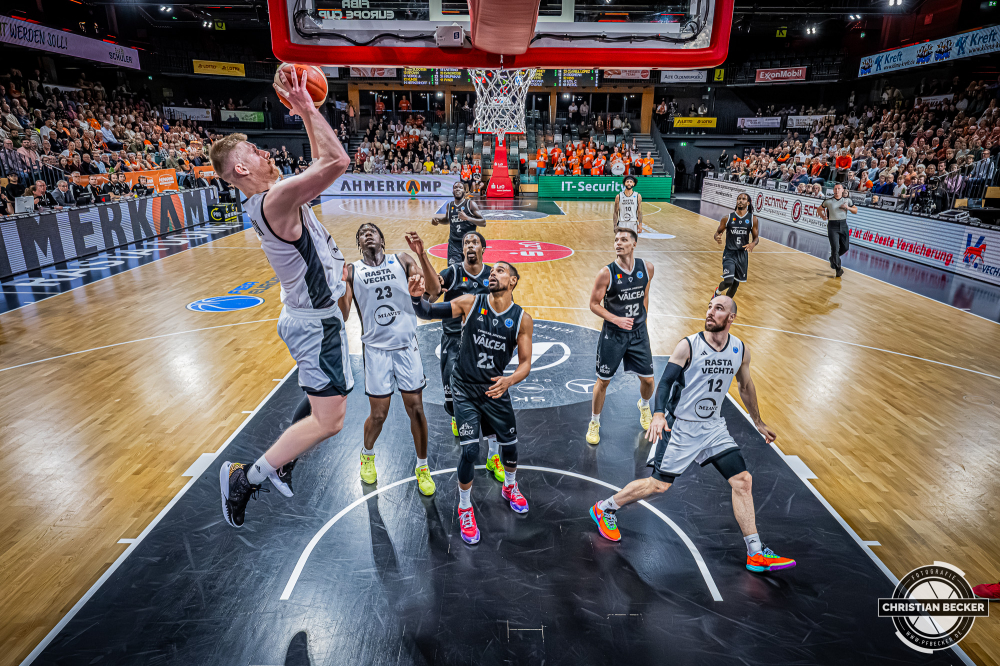 Basketball FIBA Europe Cup, Saison 2025/2026, Herren, Hauptrunde, Gruppenphase, 4. Spieltag, 05.11.2025, RASTA Vechta - CS Valcea 1924
Luc van Slooten (#6 - RASTA Vechta) beim Korbleger
Schlüsselwörter: 05.11.2025;1924;4. Spieltag;Basketball;CS;Cup;Europe;FEC;FIBA;Gruppenphase;Hauptrunde;International;Liga;RASTA;RASTA Dome;Saison 2025/2026;Valcea;Vechta