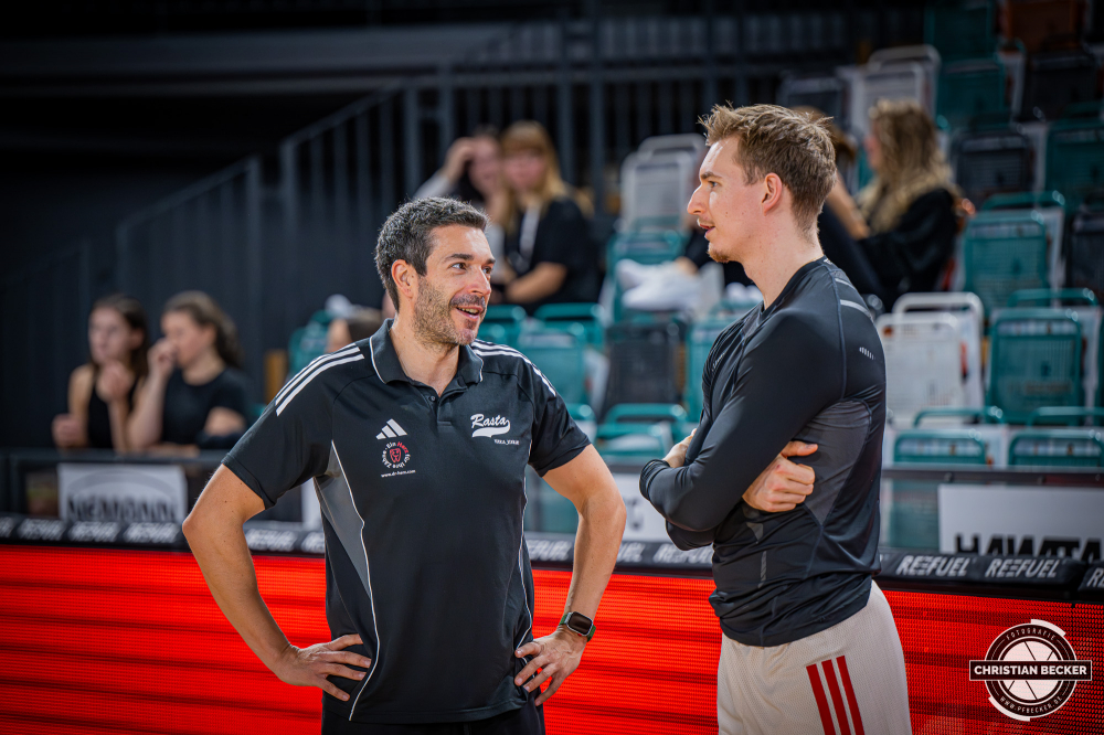 1. Basketball Bundesliga, easyCredit BBL, Saison 2025/2026, Herren, Hauptrunde, 7. Spieltag, 09.11.2025, RASTA Vechta - FC Bayern M&uuml;nchen Basketball
Miguel Zapata (Assistent Coach - RASTA Vechta) im Gespr&auml;ch mit Justus Hollatz (#21 - FC Bayern M&uuml;nchen Basketball)
Schlüsselwörter: 09.11.2025;1. Bundesliga;7. Spieltag;BBL;Basketball;Bayern;FC;Hauptrunde;Liga;Muenchen;M&uuml;nchen;RASTA;RASTA Dome;Saison 2025/2026;Vechta;easycredit