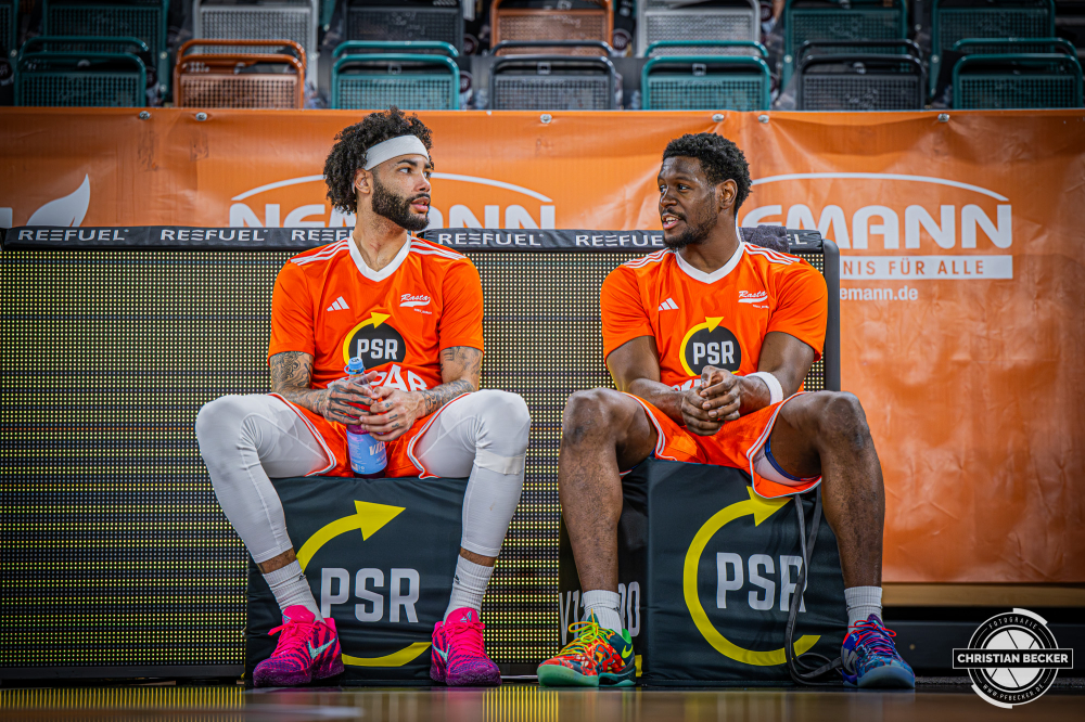 1. Basketball Bundesliga, easyCredit BBL, Saison 2025/2026, Herren, Hauptrunde, 7. Spieltag, 09.11.2025, RASTA Vechta - FC Bayern M&uuml;nchen Basketball
Tevin Brown (#10 - RASTA Vechta) und TJ Bamba (#5 - RASTA Vechta) vor der Partie
Schlüsselwörter: 09.11.2025;1. Bundesliga;7. Spieltag;BBL;Basketball;Bayern;FC;Hauptrunde;Liga;Muenchen;M&uuml;nchen;RASTA;RASTA Dome;Saison 2025/2026;Vechta;easycredit