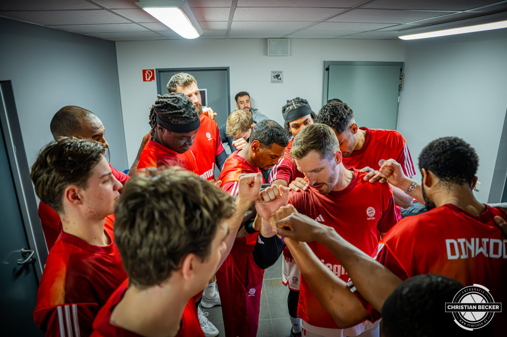 1. Basketball Bundesliga, easyCredit BBL, Saison 2025/2026, Herren, Hauptrunde, 7. Spieltag, 09.11.2025, RASTA Vechta - FC Bayern M&uuml;nchen Basketball
Das Team des FC Bayern M&uuml;nchen Basketball vor der Partie
Schlüsselwörter: 09.11.2025;1. Bundesliga;7. Spieltag;BBL;Basketball;Bayern;FC;Hauptrunde;Liga;Muenchen;M&uuml;nchen;RASTA;RASTA Dome;Saison 2025/2026;Vechta;easycredit