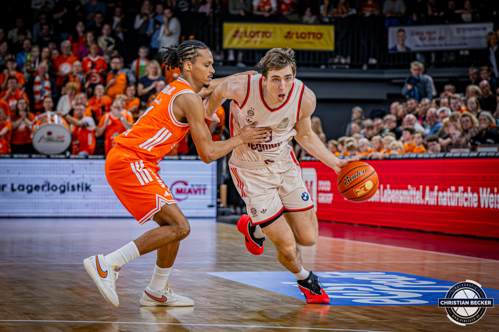 1. Basketball Bundesliga, easyCredit BBL, Saison 2025/2026, Herren, Hauptrunde, 7. Spieltag, 09.11.2025, RASTA Vechta - FC Bayern M&uuml;nchen Basketball
Justinian Jessup (#10 - FC Bayern M&uuml;nchen Basketball) in Aktion
Schlüsselwörter: 09.11.2025;1. Bundesliga;7. Spieltag;BBL;Basketball;Bayern;FC;Hauptrunde;Liga;Muenchen;M&uuml;nchen;RASTA;RASTA Dome;Saison 2025/2026;Vechta;easycredit