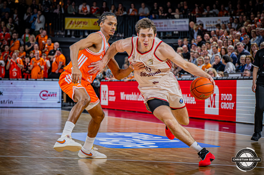 1. Basketball Bundesliga, easyCredit BBL, Saison 2025/2026, Herren, Hauptrunde, 7. Spieltag, 09.11.2025, RASTA Vechta - FC Bayern M&uuml;nchen Basketball
Justinian Jessup (#10 - FC Bayern M&uuml;nchen Basketball) in Aktion
Schlüsselwörter: 09.11.2025;1. Bundesliga;7. Spieltag;BBL;Basketball;Bayern;FC;Hauptrunde;Liga;Muenchen;M&uuml;nchen;RASTA;RASTA Dome;Saison 2025/2026;Vechta;easycredit