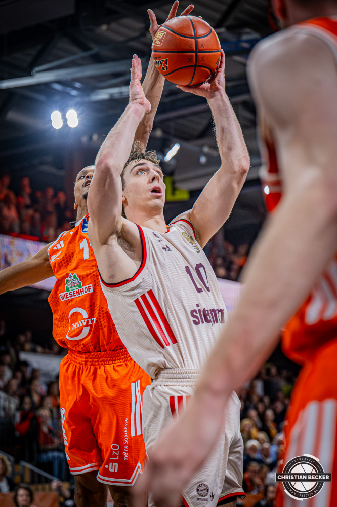 1. Basketball Bundesliga, easyCredit BBL, Saison 2025/2026, Herren, Hauptrunde, 7. Spieltag, 09.11.2025, RASTA Vechta - FC Bayern M&uuml;nchen Basketball
Justinian Jessup (#10 - FC Bayern M&uuml;nchen Basketball) beim Korbleger
Schlüsselwörter: 09.11.2025;1. Bundesliga;7. Spieltag;BBL;Basketball;Bayern;FC;Hauptrunde;Liga;Muenchen;M&uuml;nchen;RASTA;RASTA Dome;Saison 2025/2026;Vechta;easycredit