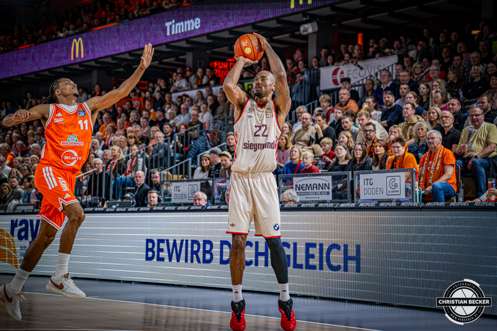 1. Basketball Bundesliga, easyCredit BBL, Saison 2025/2026, Herren, Hauptrunde, 7. Spieltag, 09.11.2025, RASTA Vechta - FC Bayern M&uuml;nchen Basketball
Isiaha Mike (#22 - FC Bayern M&uuml;nchen Basketball) beim Jumpshot
Schlüsselwörter: 09.11.2025;1. Bundesliga;7. Spieltag;BBL;Basketball;Bayern;FC;Hauptrunde;Liga;Muenchen;M&uuml;nchen;RASTA;RASTA Dome;Saison 2025/2026;Vechta;easycredit