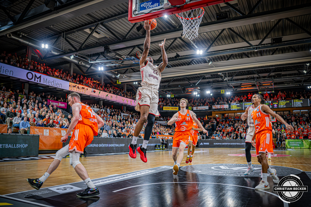 1. Basketball Bundesliga, easyCredit BBL, Saison 2025/2026, Herren, Hauptrunde, 7. Spieltag, 09.11.2025, RASTA Vechta - FC Bayern M&uuml;nchen Basketball
Isiaha Mike (#22 - FC Bayern M&uuml;nchen Basketball) beim Korbleger
Schlüsselwörter: 09.11.2025;1. Bundesliga;7. Spieltag;BBL;Basketball;Bayern;FC;Hauptrunde;Liga;Muenchen;M&uuml;nchen;RASTA;RASTA Dome;Saison 2025/2026;Vechta;easycredit