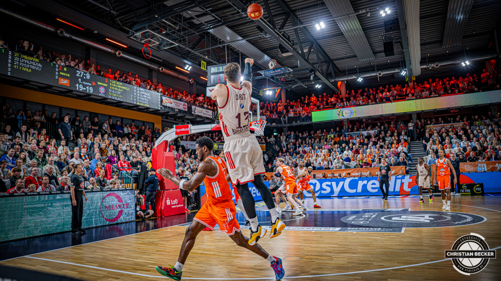 1. Basketball Bundesliga, easyCredit BBL, Saison 2025/2026, Herren, Hauptrunde, 7. Spieltag, 09.11.2025, RASTA Vechta - FC Bayern M&uuml;nchen Basketball
Andreas Obst (#13 - FC Bayern M&uuml;nchen Basketball) beim Jumpshot
Schlüsselwörter: 09.11.2025;1. Bundesliga;7. Spieltag;BBL;Basketball;Bayern;FC;Hauptrunde;Liga;Muenchen;M&uuml;nchen;RASTA;RASTA Dome;Saison 2025/2026;Vechta;easycredit