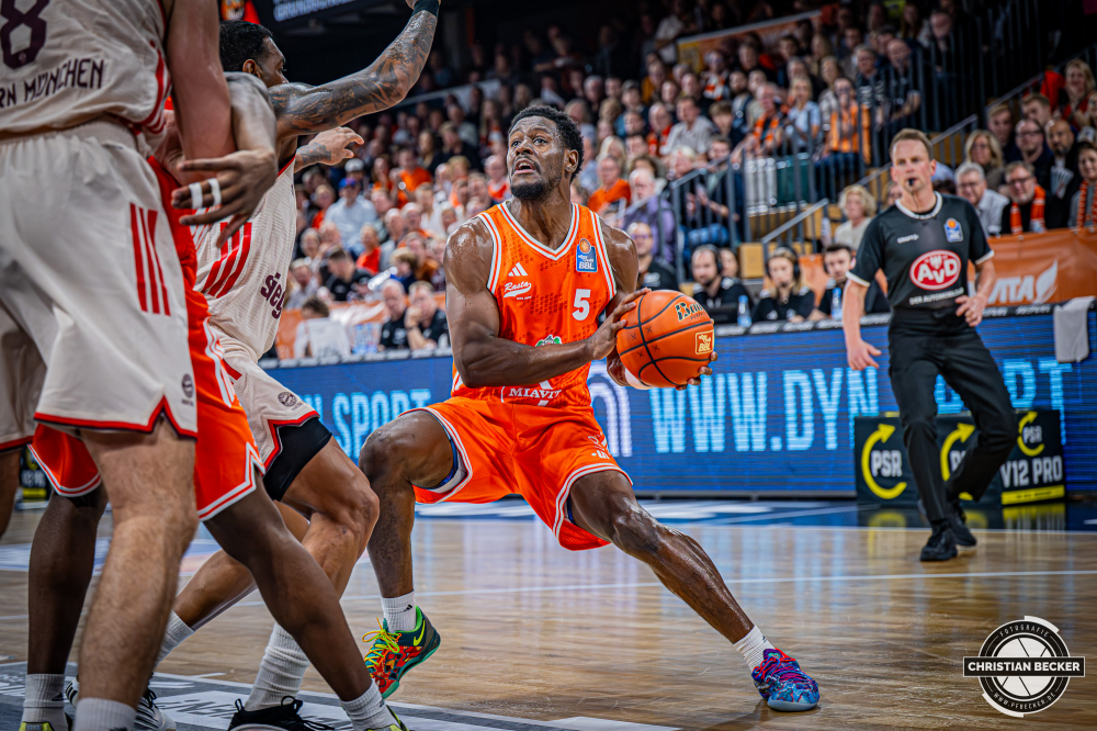 1. Basketball Bundesliga, easyCredit BBL, Saison 2025/2026, Herren, Hauptrunde, 7. Spieltag, 09.11.2025, RASTA Vechta - FC Bayern M&uuml;nchen Basketball
TJ Bamba (#5 - RASTA Vechta) in Aktion
Schlüsselwörter: 09.11.2025;1. Bundesliga;7. Spieltag;BBL;Basketball;Bayern;FC;Hauptrunde;Liga;Muenchen;M&uuml;nchen;RASTA;RASTA Dome;Saison 2025/2026;Vechta;easycredit