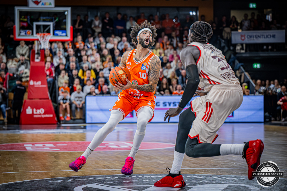 1. Basketball Bundesliga, easyCredit BBL, Saison 2025/2026, Herren, Hauptrunde, 7. Spieltag, 09.11.2025, RASTA Vechta - FC Bayern M&uuml;nchen Basketball
Tevin Brown (#10 - RASTA Vechta) in Aktion
Schlüsselwörter: 09.11.2025;1. Bundesliga;7. Spieltag;BBL;Basketball;Bayern;FC;Hauptrunde;Liga;Muenchen;M&uuml;nchen;RASTA;RASTA Dome;Saison 2025/2026;Vechta;easycredit