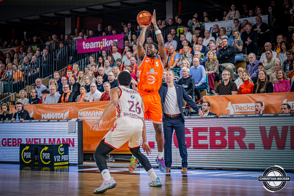 1. Basketball Bundesliga, easyCredit BBL, Saison 2025/2026, Herren, Hauptrunde, 7. Spieltag, 09.11.2025, RASTA Vechta - FC Bayern M&uuml;nchen Basketball
TJ Bamba (#5 - RASTA Vechta) beim Jumpshot
Schlüsselwörter: 09.11.2025;1. Bundesliga;7. Spieltag;BBL;Basketball;Bayern;FC;Hauptrunde;Liga;Muenchen;M&uuml;nchen;RASTA;RASTA Dome;Saison 2025/2026;Vechta;easycredit