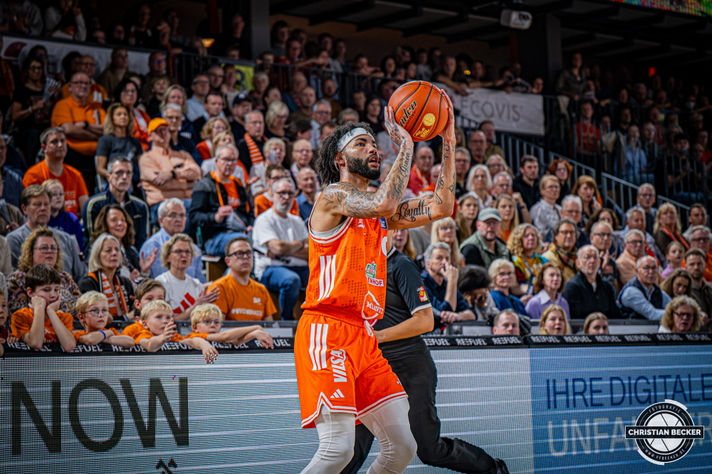 1. Basketball Bundesliga, easyCredit BBL, Saison 2025/2026, Herren, Hauptrunde, 7. Spieltag, 09.11.2025, RASTA Vechta - FC Bayern M&uuml;nchen Basketball
Tevin Brown (#10 - RASTA Vechta) beim Jumpshot
Schlüsselwörter: 09.11.2025;1. Bundesliga;7. Spieltag;BBL;Basketball;Bayern;FC;Hauptrunde;Liga;Muenchen;M&uuml;nchen;RASTA;RASTA Dome;Saison 2025/2026;Vechta;easycredit