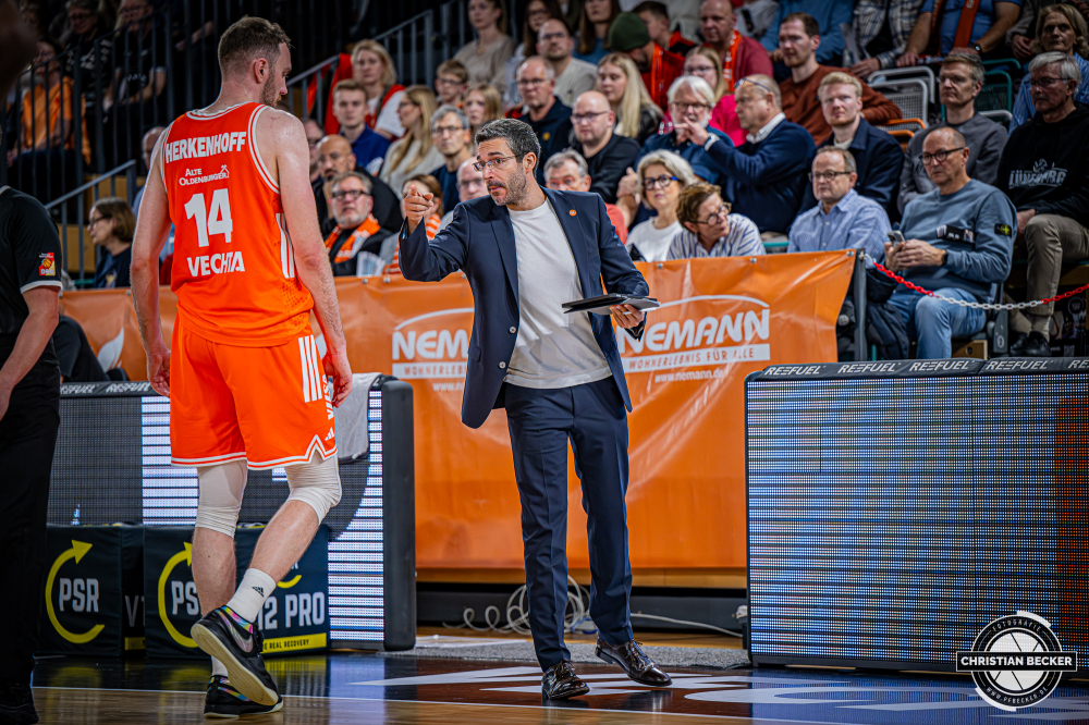 1. Basketball Bundesliga, easyCredit BBL, Saison 2025/2026, Herren, Hauptrunde, 7. Spieltag, 09.11.2025, RASTA Vechta - FC Bayern M&uuml;nchen Basketball
Miguel Zapata (Assistent Coach - RASTA Vechta) w&auml;hrend der Partie
Schlüsselwörter: 09.11.2025;1. Bundesliga;7. Spieltag;BBL;Basketball;Bayern;FC;Hauptrunde;Liga;Muenchen;M&uuml;nchen;RASTA;RASTA Dome;Saison 2025/2026;Vechta;easycredit