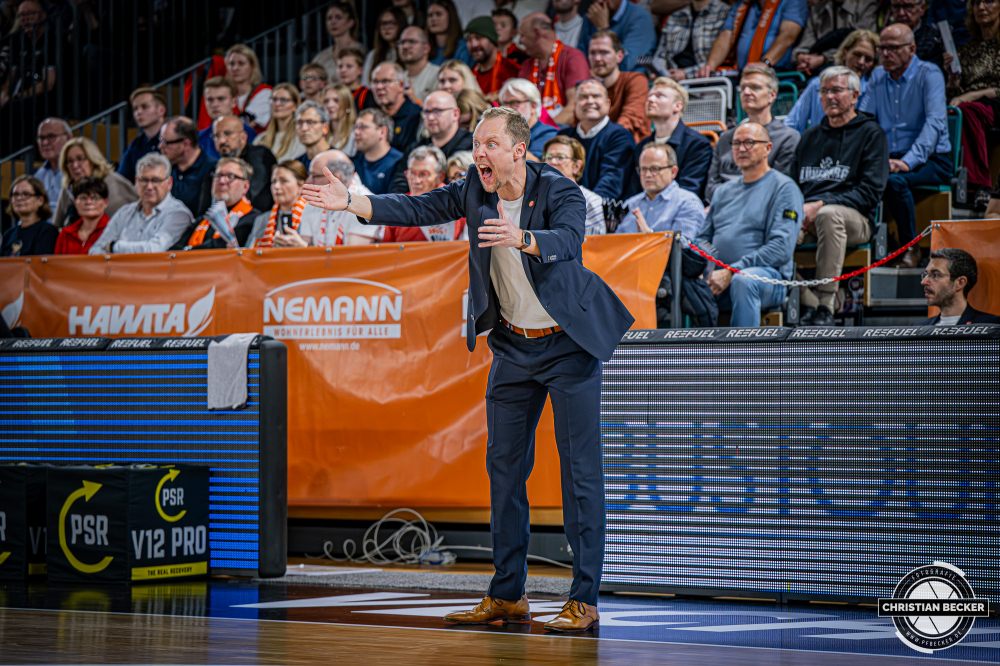 1. Basketball Bundesliga, easyCredit BBL, Saison 2025/2026, Herren, Hauptrunde, 7. Spieltag, 09.11.2025, RASTA Vechta - FC Bayern M&uuml;nchen Basketball
Christian Held (Head-Coach - RASTA Vechta) zeigt Emotionen w&auml;hrend der Partie
Schlüsselwörter: 09.11.2025;1. Bundesliga;7. Spieltag;BBL;Basketball;Bayern;FC;Hauptrunde;Liga;Muenchen;M&uuml;nchen;RASTA;RASTA Dome;Saison 2025/2026;Vechta;easycredit