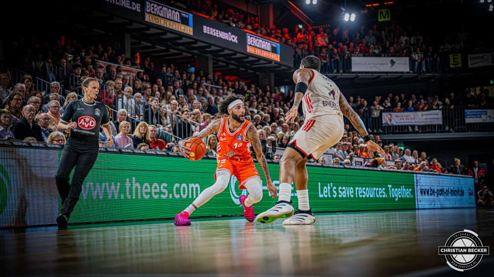 1. Basketball Bundesliga, easyCredit BBL, Saison 2025/2026, Herren, Hauptrunde, 7. Spieltag, 09.11.2025, RASTA Vechta - FC Bayern M&uuml;nchen Basketball
Tevin Brown (#10 - RASTA Vechta) in Aktion
Schlüsselwörter: 09.11.2025;1. Bundesliga;7. Spieltag;BBL;Basketball;Bayern;FC;Hauptrunde;Liga;Muenchen;M&uuml;nchen;RASTA;RASTA Dome;Saison 2025/2026;Vechta;easycredit