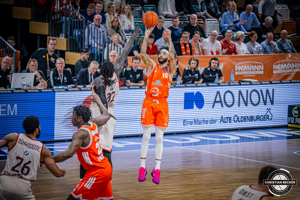 1. Basketball Bundesliga, easyCredit BBL, Saison 2025/2026, Herren, Hauptrunde, 7. Spieltag, 09.11.2025, RASTA Vechta - FC Bayern M&uuml;nchen Basketball
Tevin Brown (#10 - RASTA Vechta) beim Jumpshot
Schlüsselwörter: 09.11.2025;1. Bundesliga;7. Spieltag;BBL;Basketball;Bayern;FC;Hauptrunde;Liga;Muenchen;M&uuml;nchen;RASTA;RASTA Dome;Saison 2025/2026;Vechta;easycredit