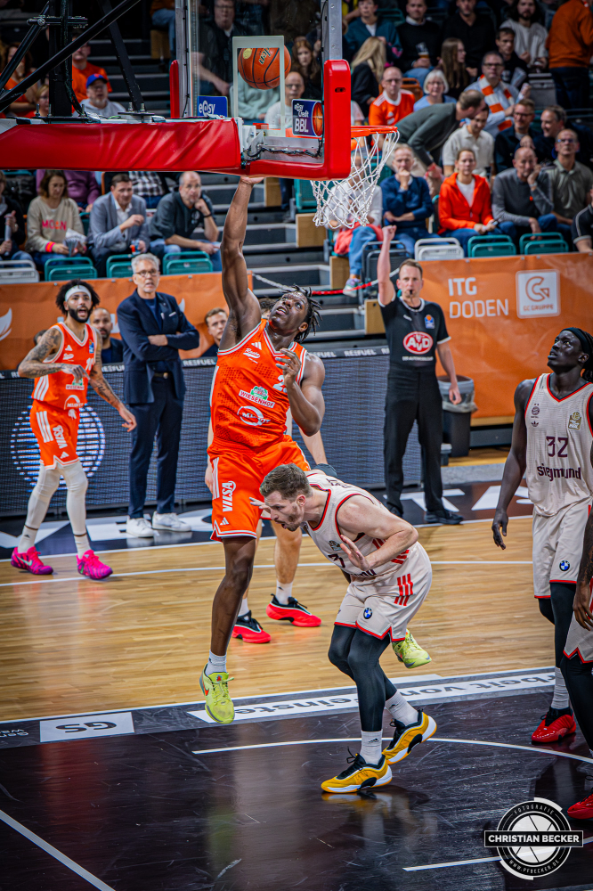 1. Basketball Bundesliga, easyCredit BBL, Saison 2025/2026, Herren, Hauptrunde, 7. Spieltag, 09.11.2025, RASTA Vechta - FC Bayern M&uuml;nchen Basketball
Malcolm Dandridge (#23 - RASTA Vechta) beim Korbleger
Schlüsselwörter: 09.11.2025;1. Bundesliga;7. Spieltag;BBL;Basketball;Bayern;FC;Hauptrunde;Liga;Muenchen;M&uuml;nchen;RASTA;RASTA Dome;Saison 2025/2026;Vechta;easycredit