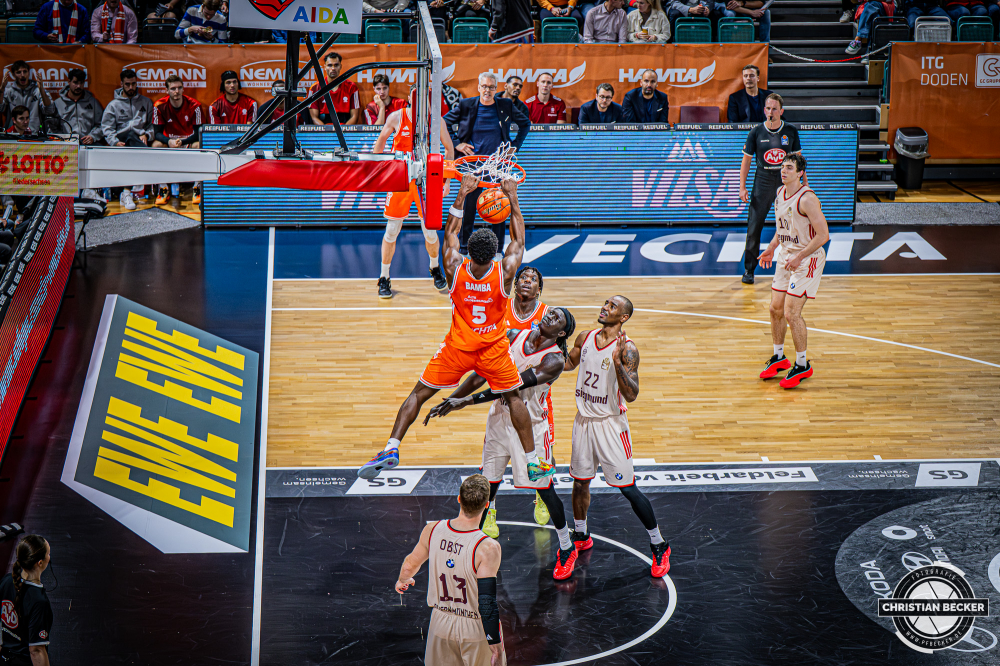 1. Basketball Bundesliga, easyCredit BBL, Saison 2025/2026, Herren, Hauptrunde, 7. Spieltag, 09.11.2025, RASTA Vechta - FC Bayern M&uuml;nchen Basketball
TJ Bamba (#5 - RASTA Vechta) beim Dunk
Schlüsselwörter: 09.11.2025;1. Bundesliga;7. Spieltag;BBL;Basketball;Bayern;FC;Hauptrunde;Liga;Muenchen;M&uuml;nchen;RASTA;RASTA Dome;Saison 2025/2026;Vechta;easycredit