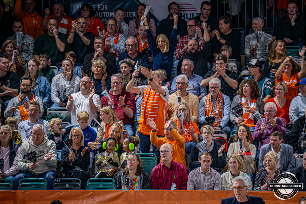 1. Basketball Bundesliga, easyCredit BBL, Saison 2025/2026, Herren, Hauptrunde, 7. Spieltag, 09.11.2025, RASTA Vechta - FC Bayern M&uuml;nchen Basketball
Die Fans von RASTA Vechta w&auml;hrend der Partie
Schlüsselwörter: 09.11.2025;1. Bundesliga;7. Spieltag;BBL;Basketball;Bayern;FC;Hauptrunde;Liga;Muenchen;M&uuml;nchen;RASTA;RASTA Dome;Saison 2025/2026;Vechta;easycredit