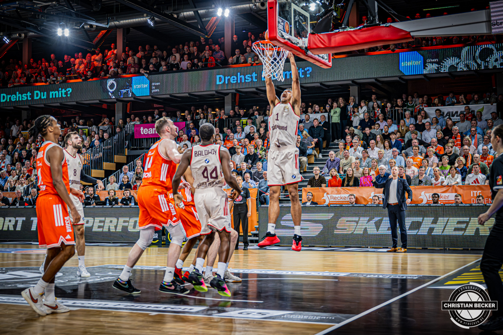 1. Basketball Bundesliga, easyCredit BBL, Saison 2025/2026, Herren, Hauptrunde, 7. Spieltag, 09.11.2025, RASTA Vechta - FC Bayern M&uuml;nchen Basketball
Oscar da Silva (#1 - FC Bayern M&uuml;nchen Basketball) beim Dunk
Schlüsselwörter: 09.11.2025;1. Bundesliga;7. Spieltag;BBL;Basketball;Bayern;FC;Hauptrunde;Liga;Muenchen;M&uuml;nchen;RASTA;RASTA Dome;Saison 2025/2026;Vechta;easycredit