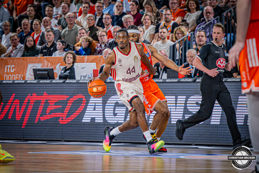 1. Basketball Bundesliga, easyCredit BBL, Saison 2025/2026, Herren, Hauptrunde, 7. Spieltag, 09.11.2025, RASTA Vechta - FC Bayern M&uuml;nchen Basketball
Kamar Baldwin (#44 - FC Bayern M&uuml;nchen Basketball) in Aktion
Schlüsselwörter: 09.11.2025;1. Bundesliga;7. Spieltag;BBL;Basketball;Bayern;FC;Hauptrunde;Liga;Muenchen;M&uuml;nchen;RASTA;RASTA Dome;Saison 2025/2026;Vechta;easycredit