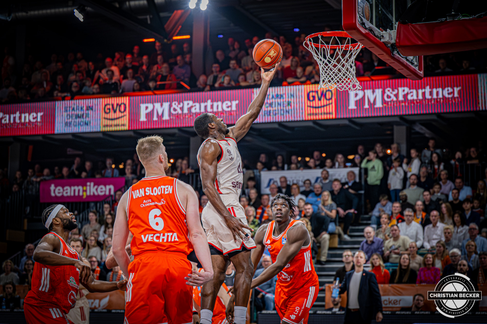 1. Basketball Bundesliga, easyCredit BBL, Saison 2025/2026, Herren, Hauptrunde, 7. Spieltag, 09.11.2025, RASTA Vechta - FC Bayern M&uuml;nchen Basketball
Kamar Baldwin (#44 - FC Bayern M&uuml;nchen Basketball) beim Korbleger
Schlüsselwörter: 09.11.2025;1. Bundesliga;7. Spieltag;BBL;Basketball;Bayern;FC;Hauptrunde;Liga;Muenchen;M&uuml;nchen;RASTA;RASTA Dome;Saison 2025/2026;Vechta;easycredit