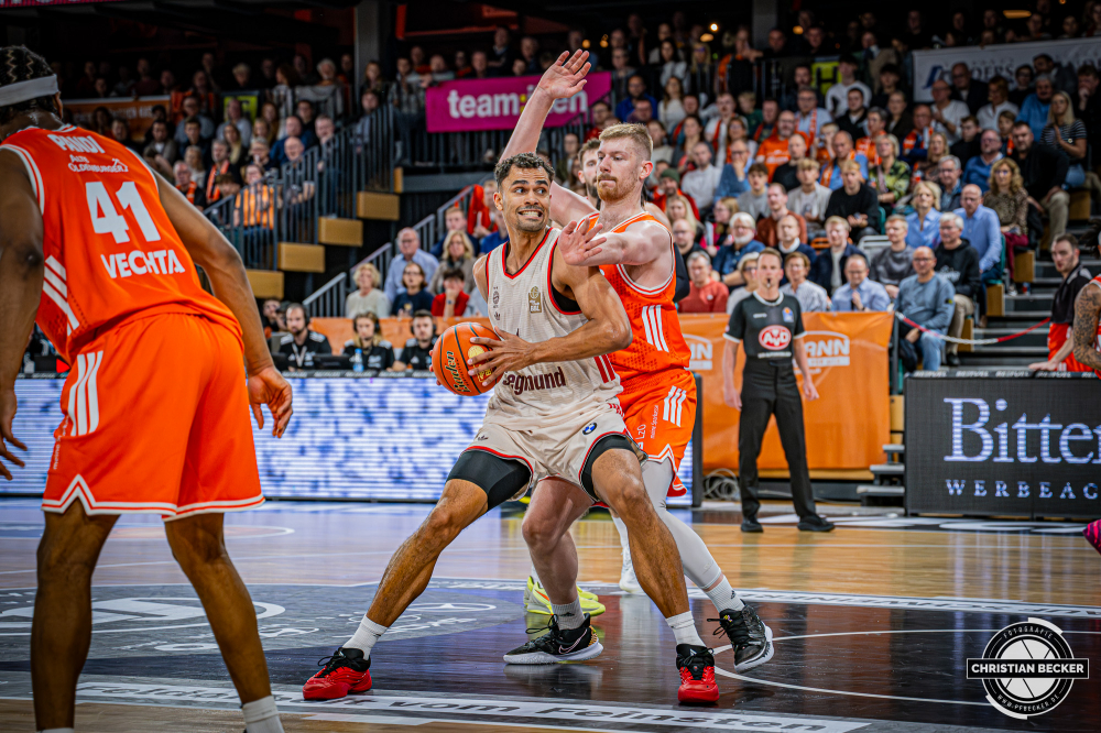 1. Basketball Bundesliga, easyCredit BBL, Saison 2025/2026, Herren, Hauptrunde, 7. Spieltag, 09.11.2025, RASTA Vechta - FC Bayern M&uuml;nchen Basketball
Oscar da Silva (#1 - FC Bayern M&uuml;nchen Basketball) in Aktion
Schlüsselwörter: 09.11.2025;1. Bundesliga;7. Spieltag;BBL;Basketball;Bayern;FC;Hauptrunde;Liga;Muenchen;M&uuml;nchen;RASTA;RASTA Dome;Saison 2025/2026;Vechta;easycredit