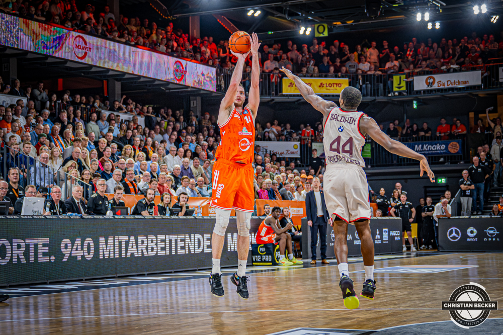 1. Basketball Bundesliga, easyCredit BBL, Saison 2025/2026, Herren, Hauptrunde, 7. Spieltag, 09.11.2025, RASTA Vechta - FC Bayern M&uuml;nchen Basketball
Philipp Herkenhoff (#14 - RASTA Vechta) beim Jumpshot
Schlüsselwörter: 09.11.2025;1. Bundesliga;7. Spieltag;BBL;Basketball;Bayern;FC;Hauptrunde;Liga;Muenchen;M&uuml;nchen;RASTA;RASTA Dome;Saison 2025/2026;Vechta;easycredit